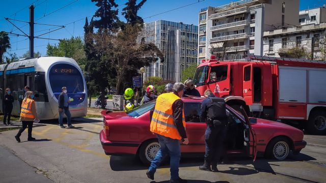 Σύγκρουση τραμ με ΙΧ στον Νέο Κόσμο- Επιχείρηση απεγκλωβισμού ηλικιωμένου
