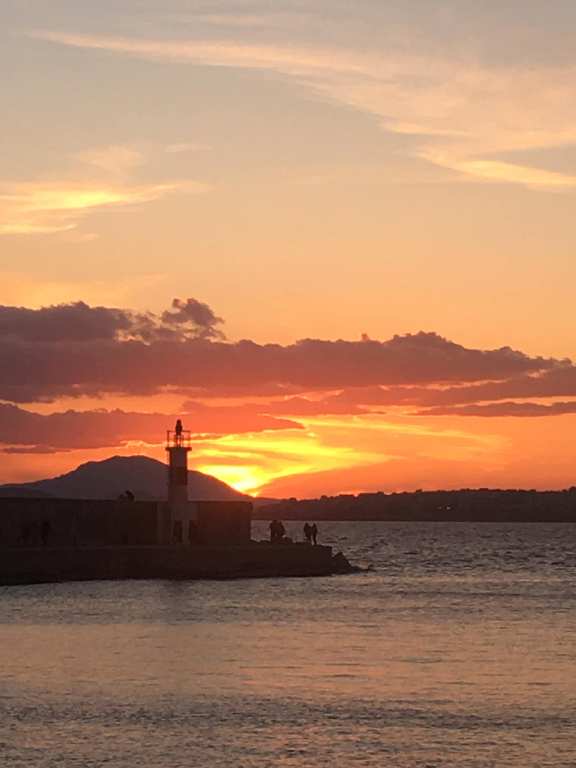 Ακόμα ένα υπέροχο ηλιοβασίλεμα από τη Μαρίνα Αλίμου