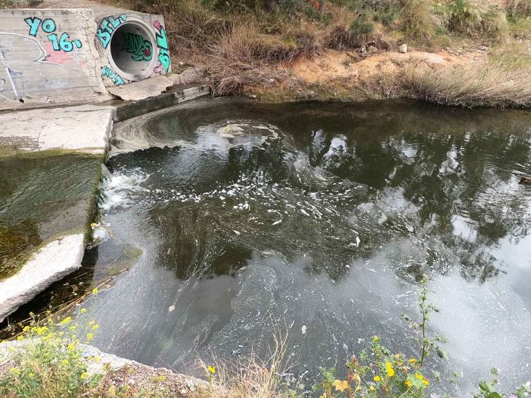 Μηνυτήρια αναφορά του Δήμου Αλίμου για τη ρύπανση του ρέματος Τραχώνων