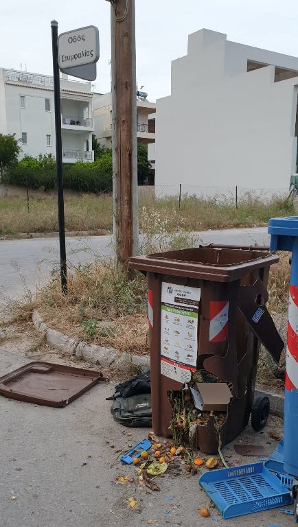 O καφέ κάδος «θύμα» κροτίδας το βράδυ του Μ. Σαββάτου
