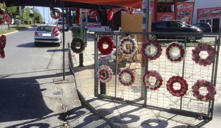 Πρωτομαγιάτικα στεφάνια στη λεωφόρο Ιωνίας
