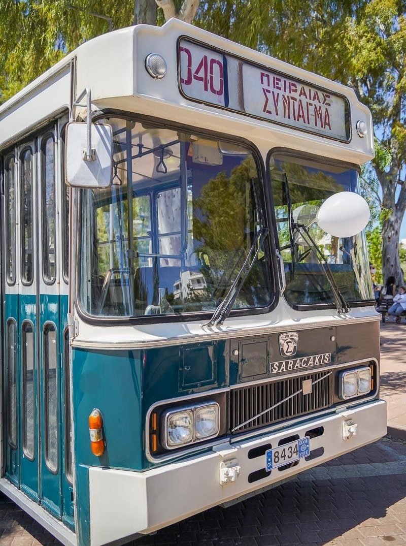 Η Γλυφάδα γέμισε χθες με vintage οχήματα