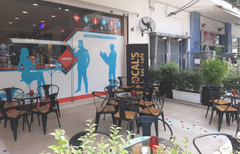 Ο εξωτερικός χώρος του Local’s έχει διαμορφωθεί ώστε να απολαμβάνετε με ασφάλεια τον καφέ σας