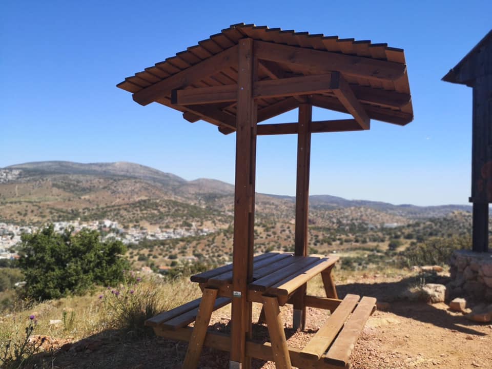 Ξύλινα τραπεζοκαθίσματα τοποθετούνται στον Υμηττό