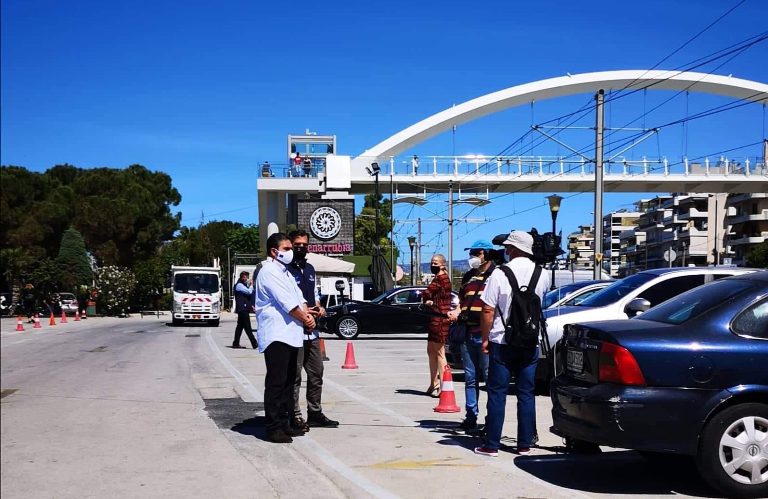 Ο Πρόεδρος του ΕΟΔΥ, Παναγιώτης Αρκουμανέας, στο σημείο που διεξάγονται τα rapid test στον Άλιμο
