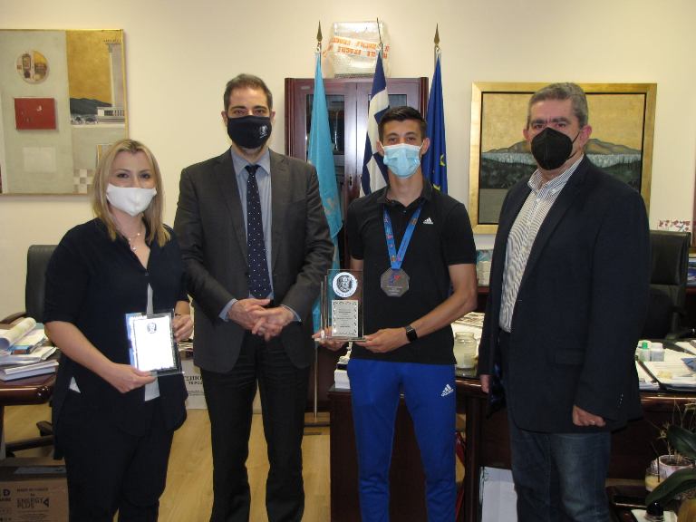 Ο ασημένιο πρωταθλητής Ευρώπης, Διονύσης Ραψομανίκης, παρέλαβε σήμερα τιμητική πλακέτα από τον Δήμαρχο Αλίμου