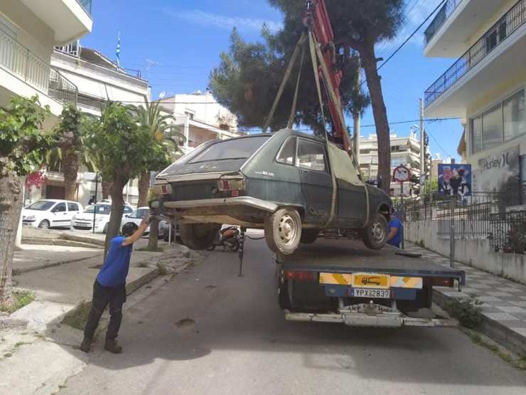 Συνεχίζεται η απομάκρυνση εγκαταλελειμμένων αυτοκινήτων από δρόμους του Αλίμου