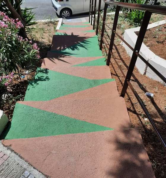Χρώμα γέμισε η μικρή σκάλα των οδών Καλύμνου και Πάτμου