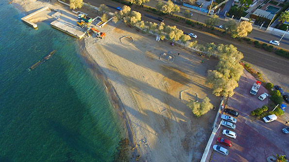 Επιδειξίας στην παραλία κοντά στο Δημαρχείο Βούλας