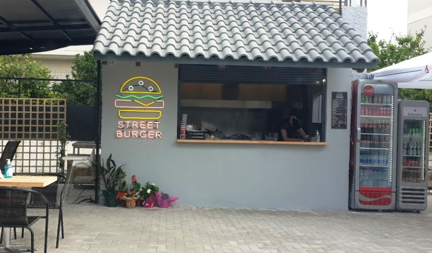 To «Street Burger» άνοιξε στη λεωφόρο Αλίμου