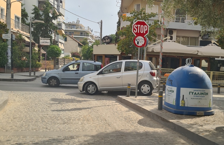 Πάρκαρε πάνω στη ράμπα και έφυγε