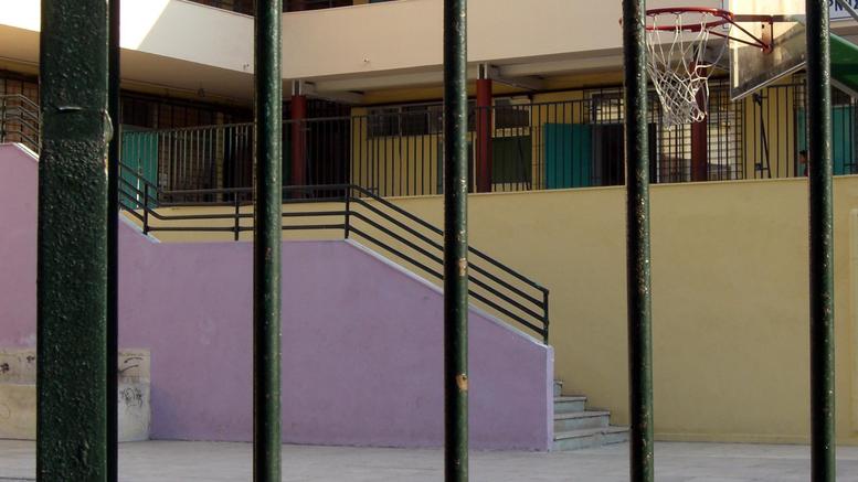 Πειθαρχικός έλεγχος για τον καθηγητή σε σχολείο της Γλυφάδας που δεν φοράει μάσκα και διαδίδει σενάρια συνωμοσίας μέσω sms