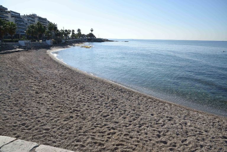 Παλαιό Φάληρο: Χειροπέδες σε 42χρονο που εντοπίστηκε γυμνός στην παραλία