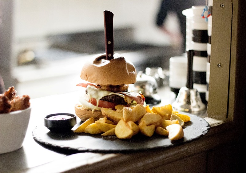 Τα ζουμερά burger της O’ Canto είναι μία τέλεια επιλογή για απόψε