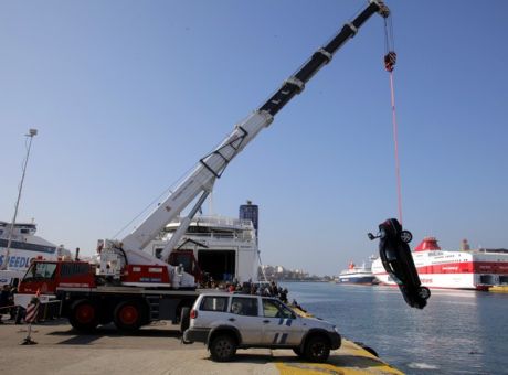 Αυτοκίνητο έπεσε στο λιμάνι του Πειραιά – Νεκρός ο οδηγός