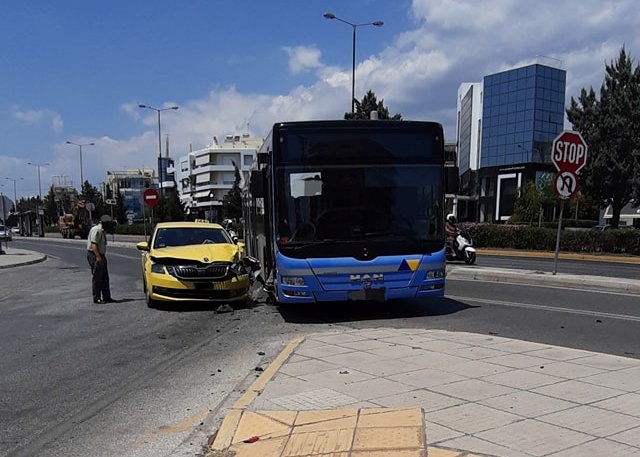 Τροχαίο στη λεωφόρο Βουλιαγμένης