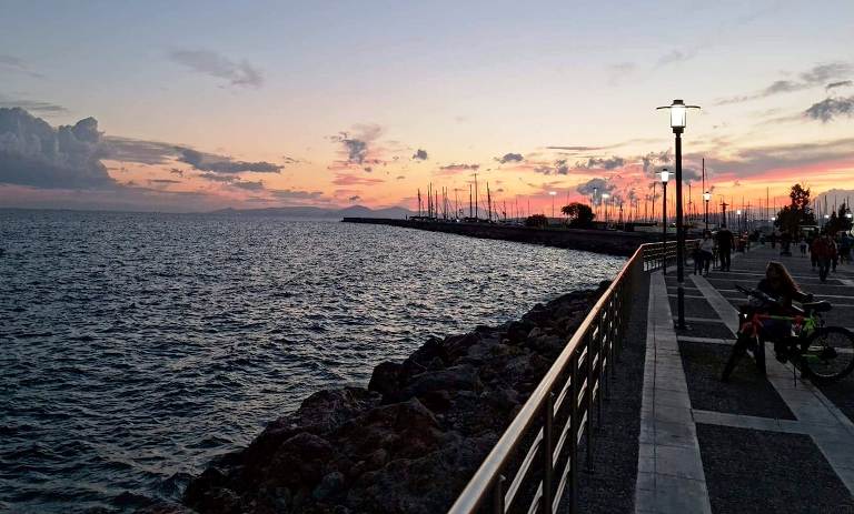 Η μαγευτική θέα από τον πεζόδρομο της παραλίας μας
