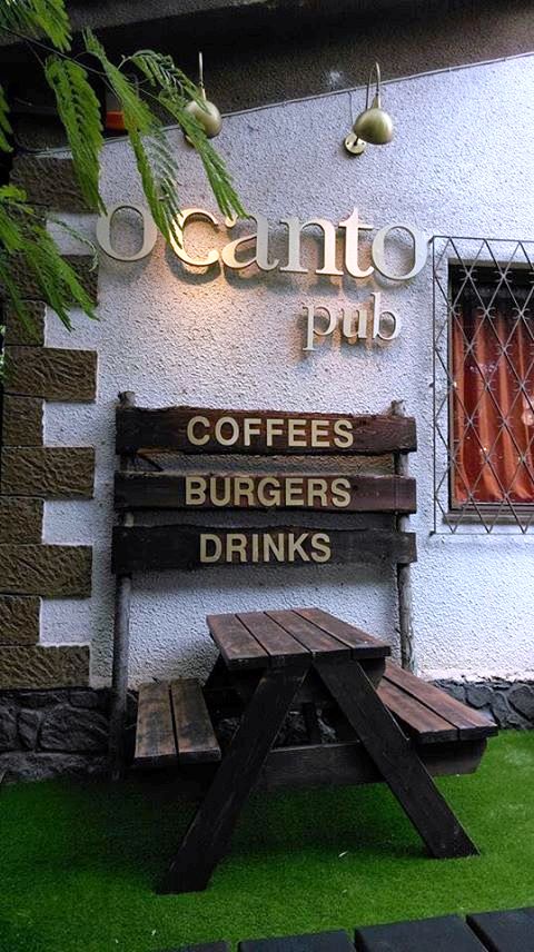 Σαββατόβραδο με την παρέα στην αυλή της O’ Canto Pub