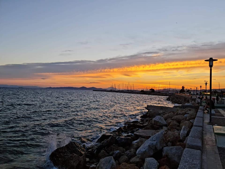 Αυτά τα ηλιοβασιλέματα από τον πεζόδρομο της παραλίας μας