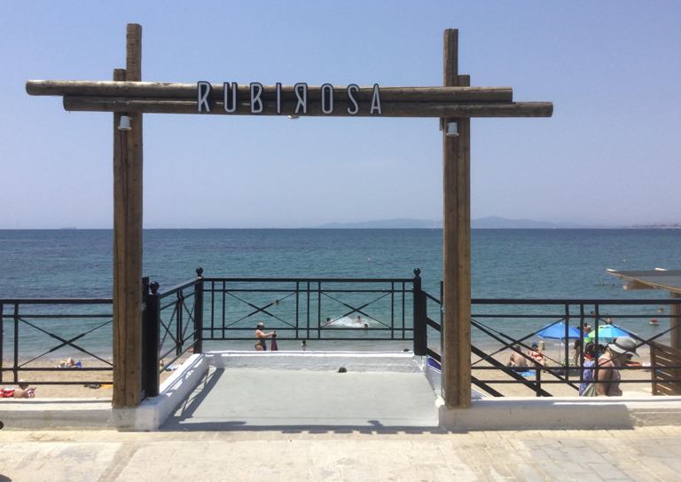 Το νέο beach bar στην παραλία Αλίμου