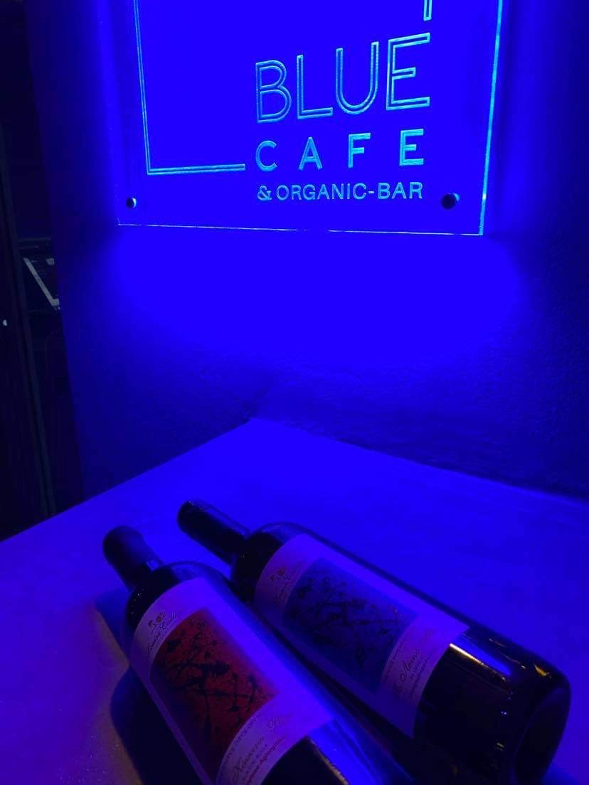Blue Cafe: Απολαύστε το ποτό σας με θέα το απέραντο γαλάζιο