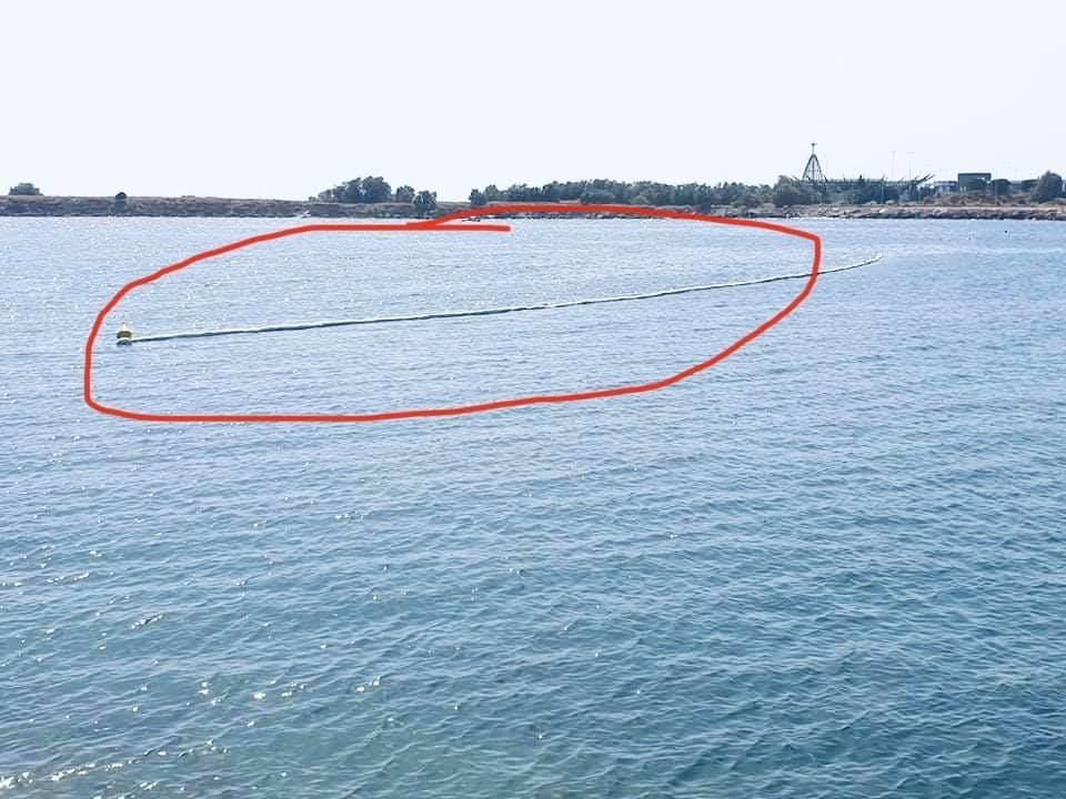 Θαλάσσια ρύπανση στην παραλία της Γλυφάδας
