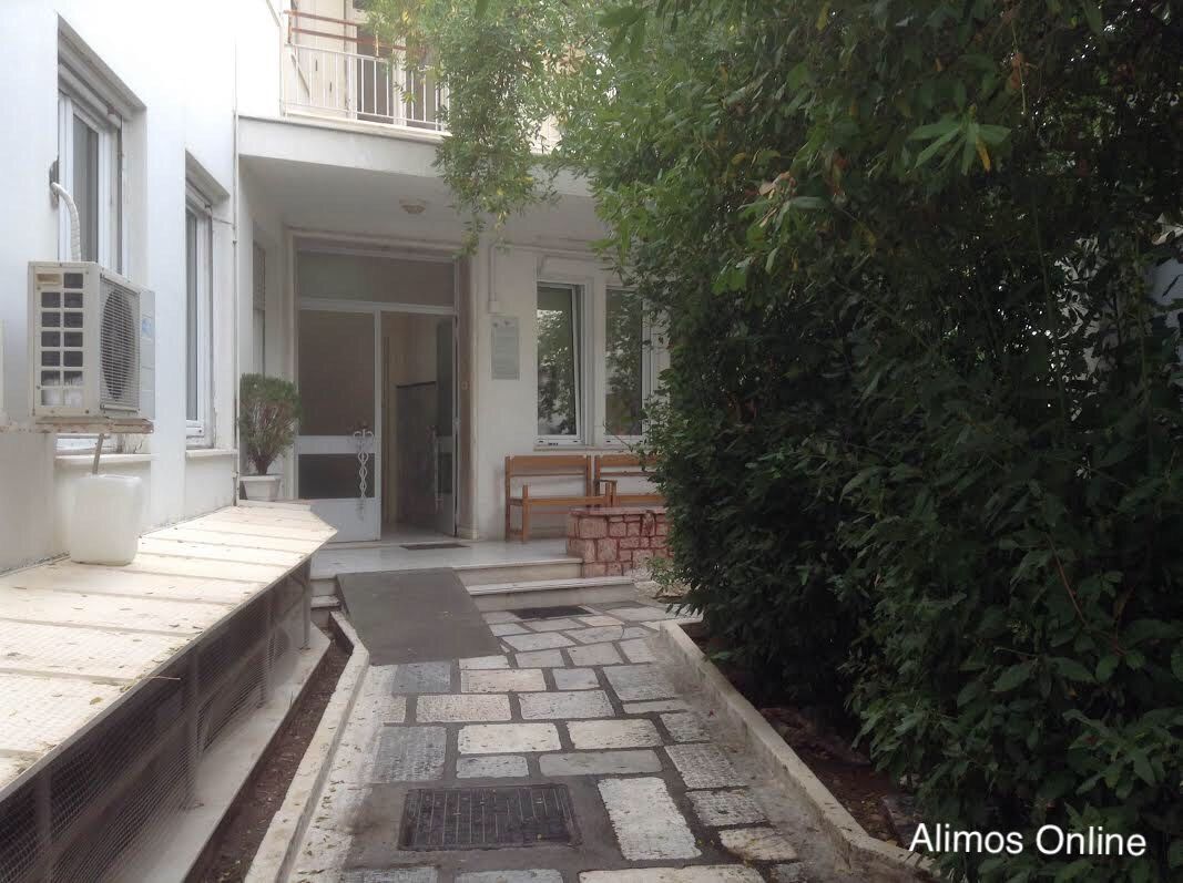 Η προσφορά ενός Αλιμιώτη προς τα παιδιά της Παιδόπολης Αλίμου, κατά τη διάρκεια της εξόδου τους