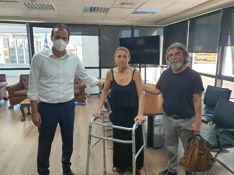 H δέσμευση του Δημάρχου Γλυφάδας για τα αδέσποτα γατάκια στο παλιό Κατάράλα