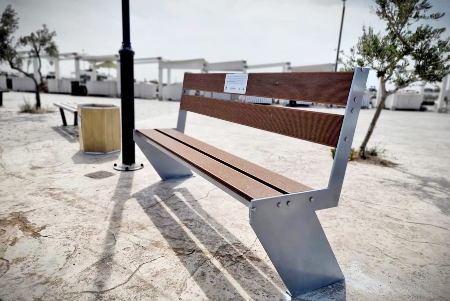 Η Γλυφάδα παρουσιάζει το πρώτο παγκάκι της από πλαστικά απορρίμματα