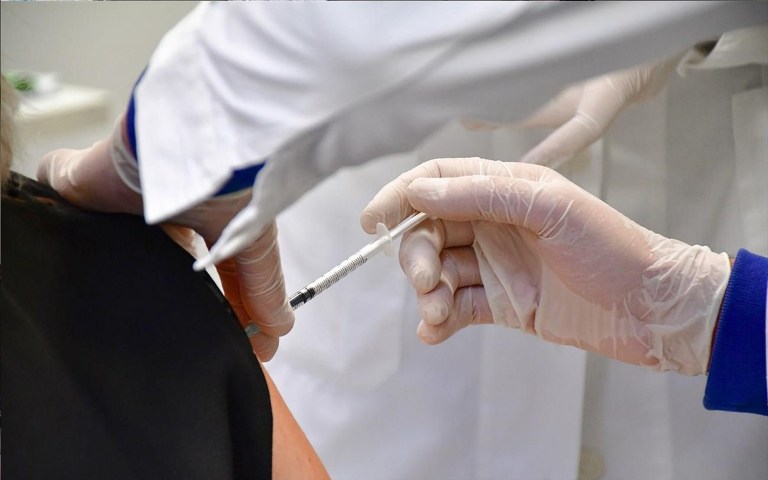 Όσοι επιθυμούν να εμβολιαστούν στο σπίτι τους, τώρα μπορούν