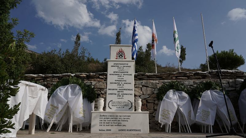Επιμνημόσυνη δέηση για τους δύο πυροσβέστες που έχασαν τη ζωή τους στον Υμηττό κατά τη διάρκεια κατάσβεσης μεγάλης πυρκαγιάς