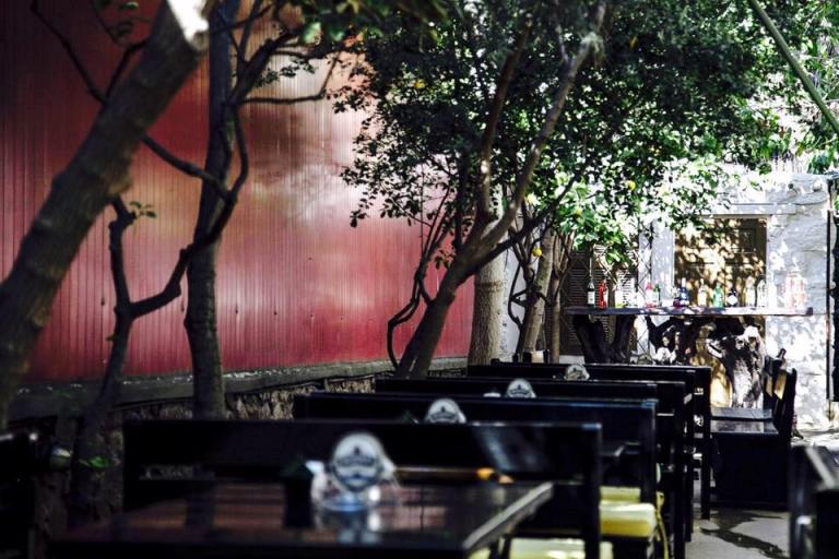 Στην αυλή της O’ Canto Pub θα απολαύσεις κρύες βαρελίσιες μπίρες με την παρέα σου