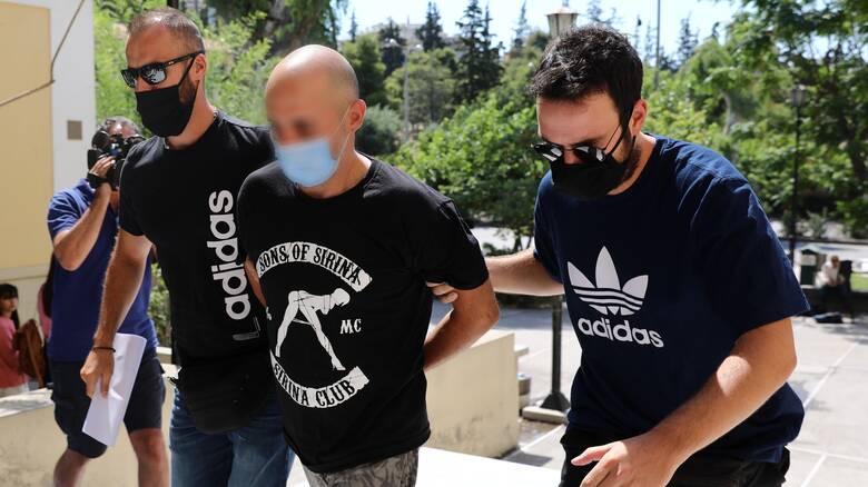 «Πόλεμος» κατηγοριών για την επιμέλεια του 9χρονου παιδιού του αστυνομικού που εξέδιδε τη 19χρονη στην Ηλιούπολη
