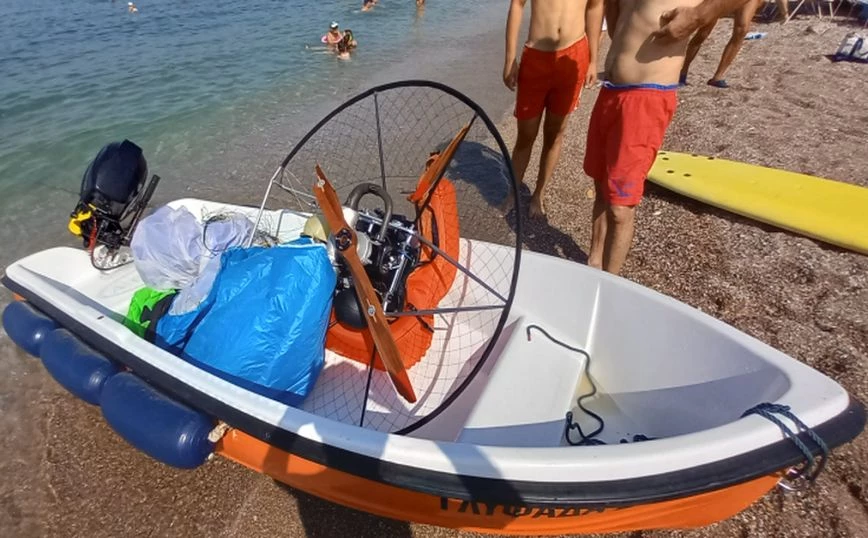 Ανεμόπτερο έπεσε στη θάλασσα της Γλυφάδας