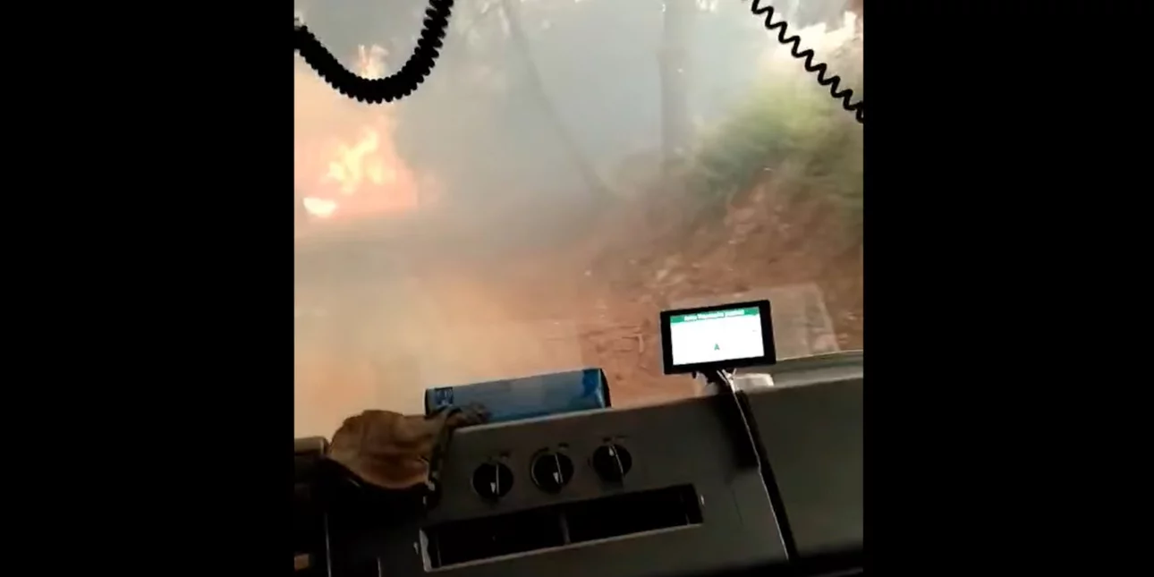 Βαρυμπόμπη: Το συγκλονιστικό video με το πυροσβεστικό να περνά μέσα από τη φωτιά