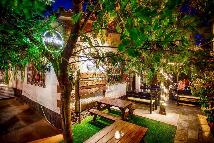 H O’ Canto Pub σας περιμένει από αύριο για κρύες, βαρελίσιες μπίρες στην όμορφη αυλή της