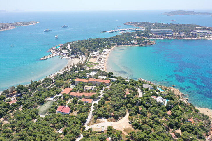 Ο Μπαμπινιώτης εξηγεί τη γλωσσική προέλευση των ονομάτων «Βουλιαγμένη», «Βάρκιζα» και «Βάρη»