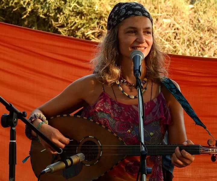Η Μαρία παίρνει το λάουτό της και πάει απόψε στο «Αλιμανάκι»