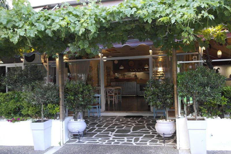 Τα καλοκαιρινά βράδια λατρεύουμε να τα περνάμε στην αυλή της ταβέρνας «Βασίλης»