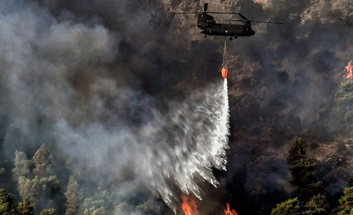  Φωτιά στα Βίλια: Η μάχη με τις φλόγες συνεχίζεται 