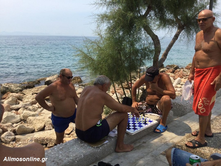 Σκάκι και ντόμινο στον πεζόδρομο του Αλίμου 