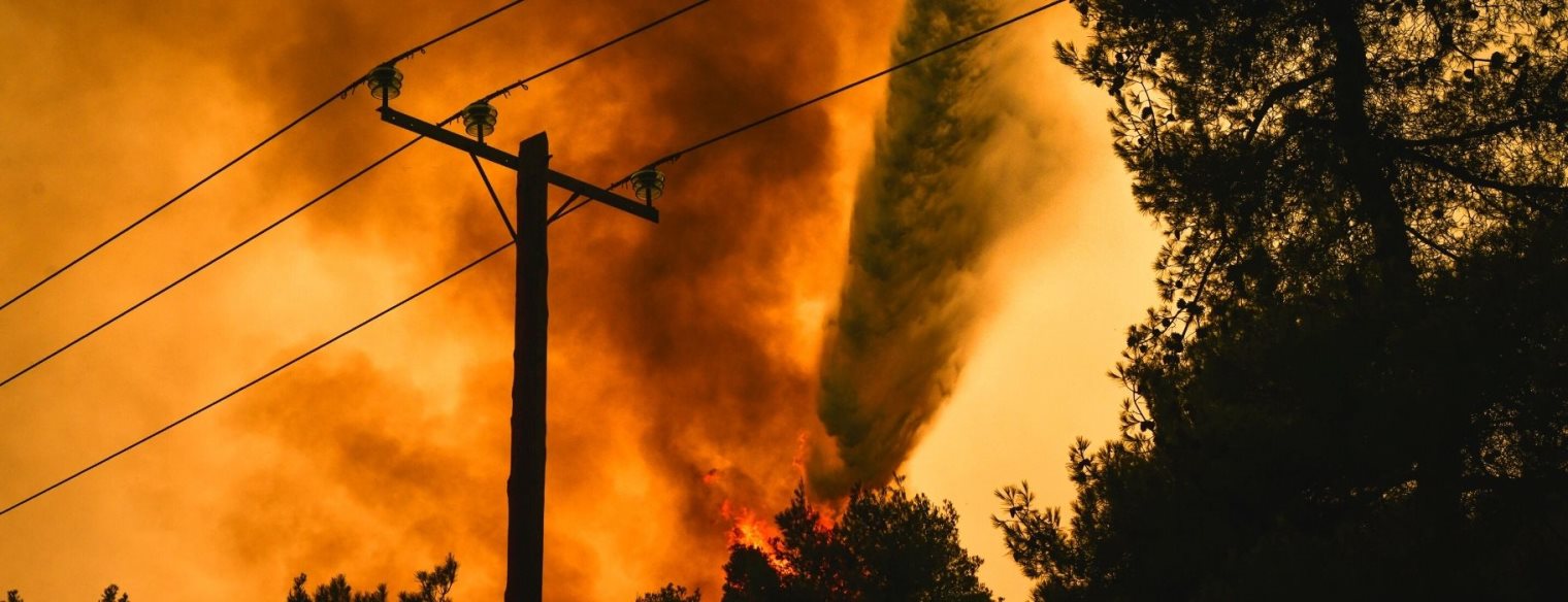 Φωτιά στα Βίλια: Πυροστρόβιλος εκτοξεύει κορμό δέντρου