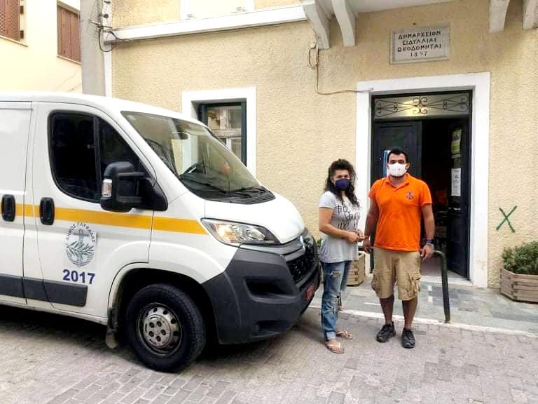  Ο Δήμος Γλυφάδας παρέδωσε είδη πρώτης ανάγκης στους πυρόπληκτους στα Βίλια 