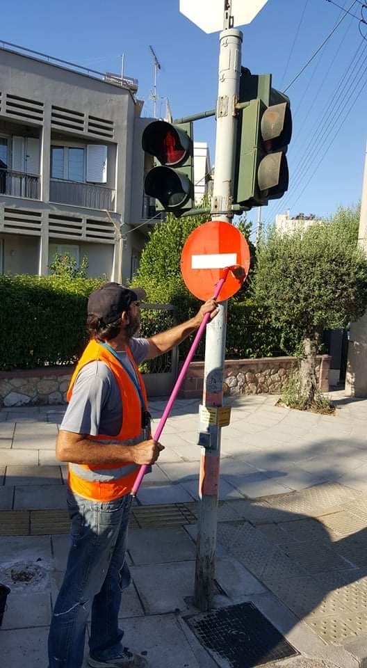 Συνεχίζονται οι καθαρισμοί στις πινακίδες του Αλίμου