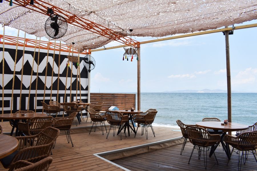Στο Voe απολαμβάνεις τον καφέ και το brunch σου με θέα τη θάλασσα