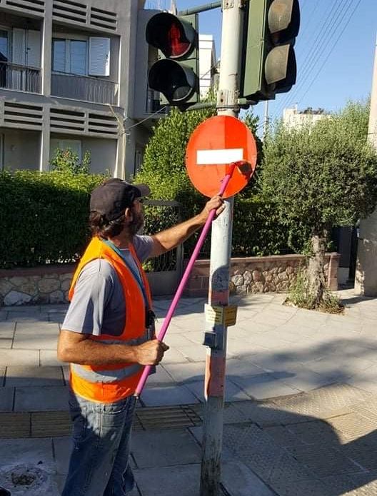 Έχουν καθαριστεί περισσότερο από ο 35% των πινακίδων του Αλίμου από μουτζούρες και αυτοκόλλητα