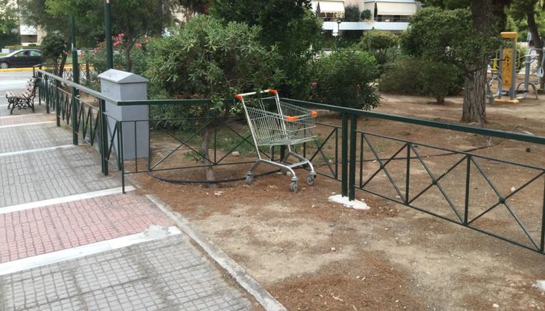 Παρατημένα καρότσια παντού