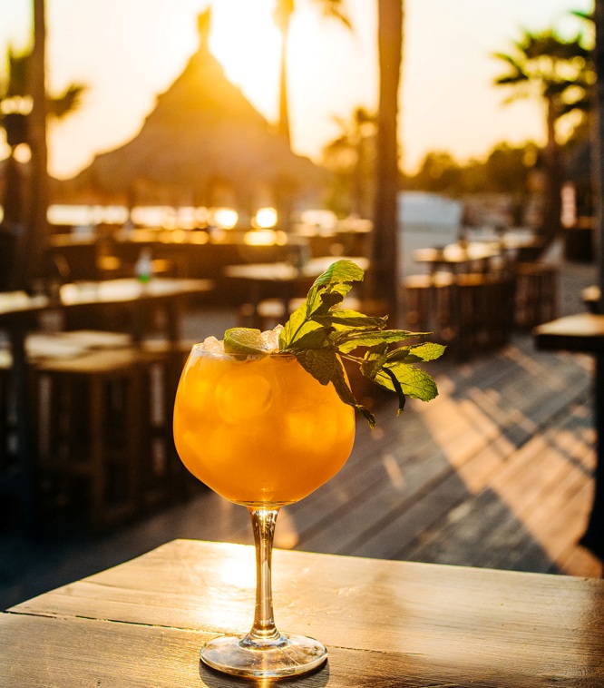 Cocktails «παρέα» με το ηλιοβασίλεμα στο Bolivar