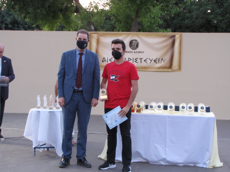 Εν μέσω χειροκροτημάτων βραβεύτηκαν χθες οι αριστούχοι μαθητές του Αλίμου