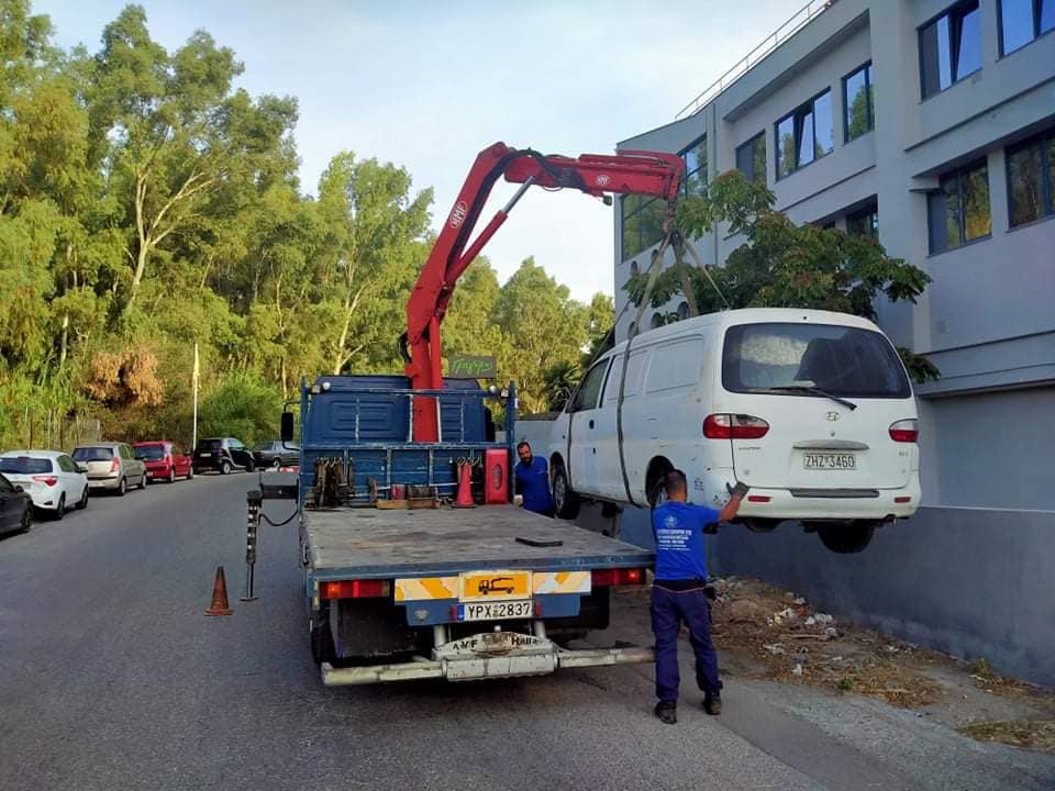 Κι άλλα εγκαταλελειμμένα αυτοκίνητα απομακρύνθηκαν από τους δρόμους της πόλης μας